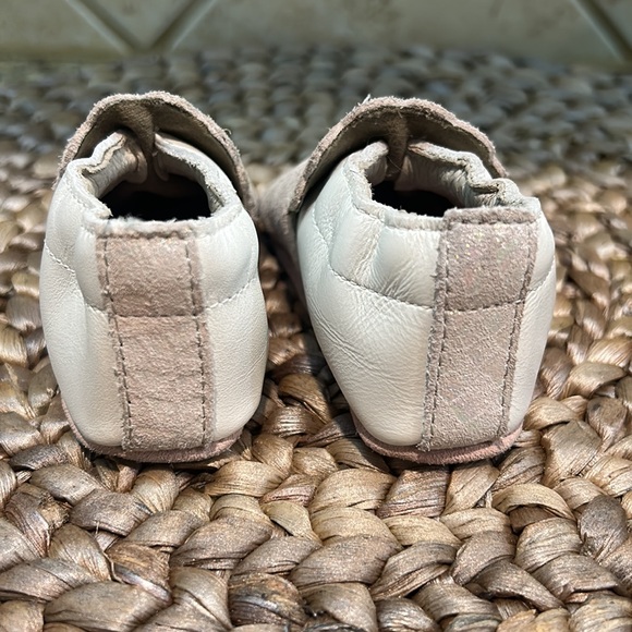 Robeez Leather soft shoes Mermaid Iridescent Seashell 0-6 months - Picture 3 of 6